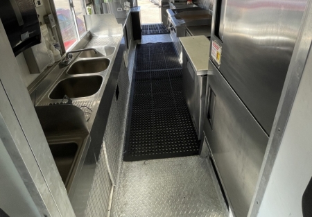 28%27 Food Truck w/ permits from SD,LA ,Orange, full kitchen