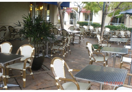 Beautiful Cafe with SUPER location-New lease possible