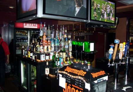 Popular Sports Bar / Restaurant  with Full Liquor License